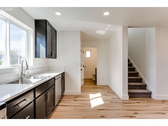 -1 S 41ST Pl, Springfield, OR 97478