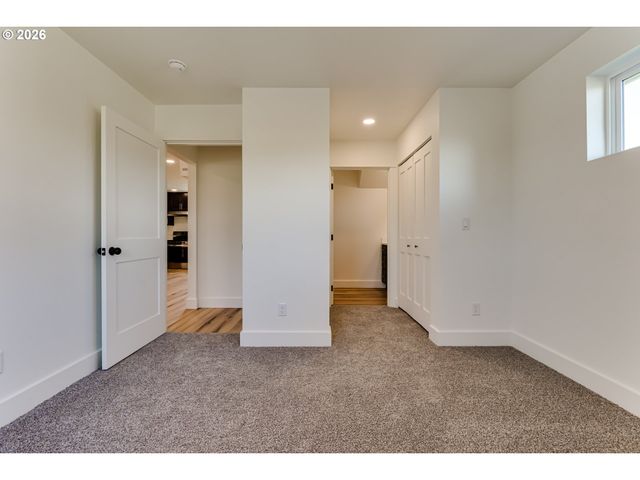 -1 S 41ST Pl, Springfield, OR 97478