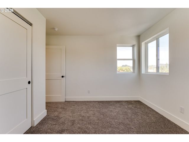 -1 S 41ST Pl, Springfield, OR 97478