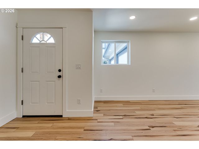 -1 S 41ST Pl, Springfield, OR 97478