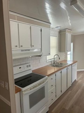 7445 SE Independence Avenue, Hobe Sound, FL 33455