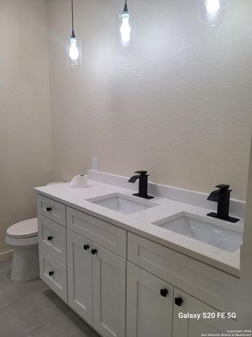 374 County Road 124, Floresville, TX 78114