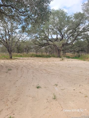 374 County Road 124, Floresville, TX 78114