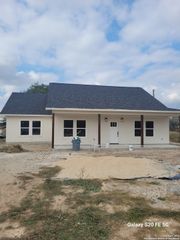 374 County Road 124, Floresville, TX 78114