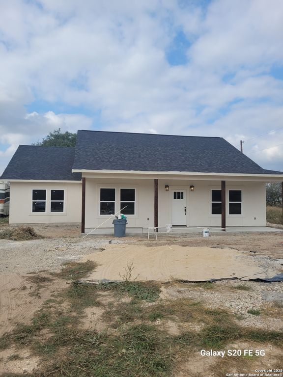 374 County Road 124, Floresville, TX 78114