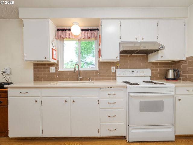 1392 Sw MYRTLE St, Dundee, OR 97115