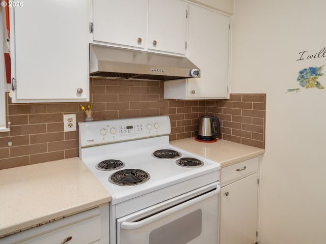 1392 Sw MYRTLE St, Dundee, OR 97115