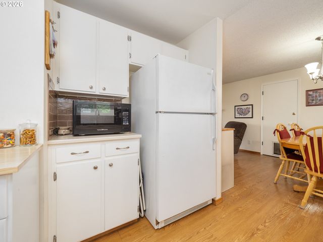 1392 Sw MYRTLE St, Dundee, OR 97115