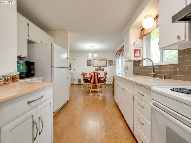 1392 Sw MYRTLE St, Dundee, OR 97115