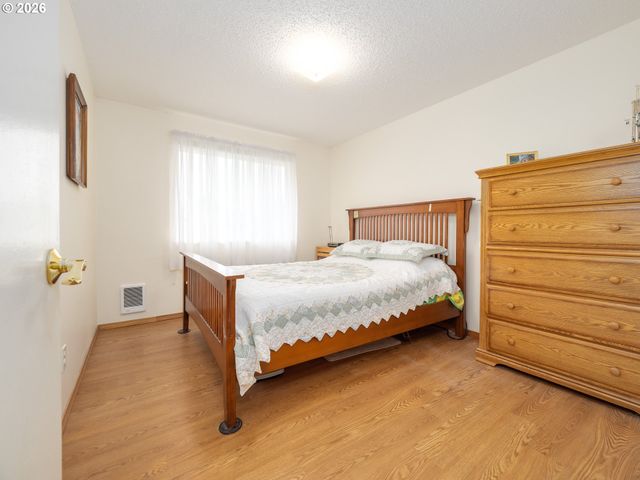 1392 Sw MYRTLE St, Dundee, OR 97115