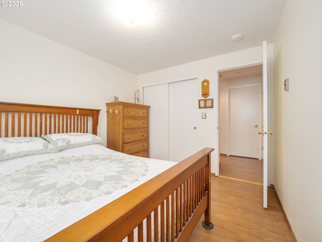 1392 Sw MYRTLE St, Dundee, OR 97115