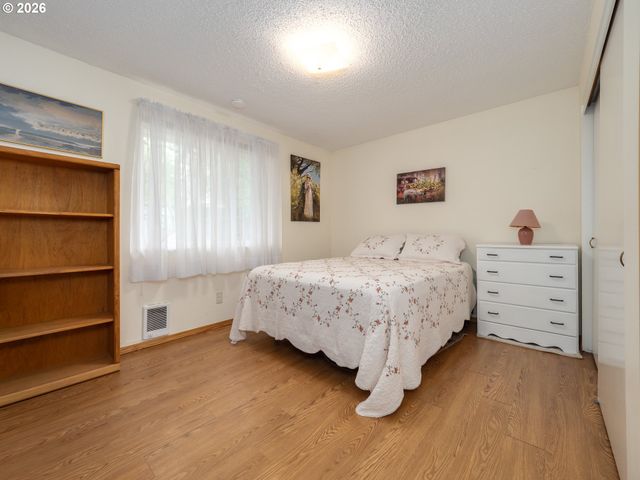 1392 Sw MYRTLE St, Dundee, OR 97115