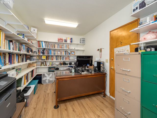 1392 Sw MYRTLE St, Dundee, OR 97115