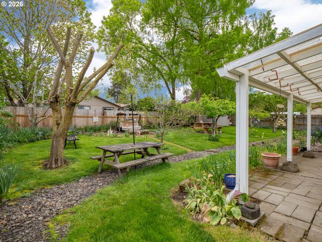 1392 Sw MYRTLE St, Dundee, OR 97115