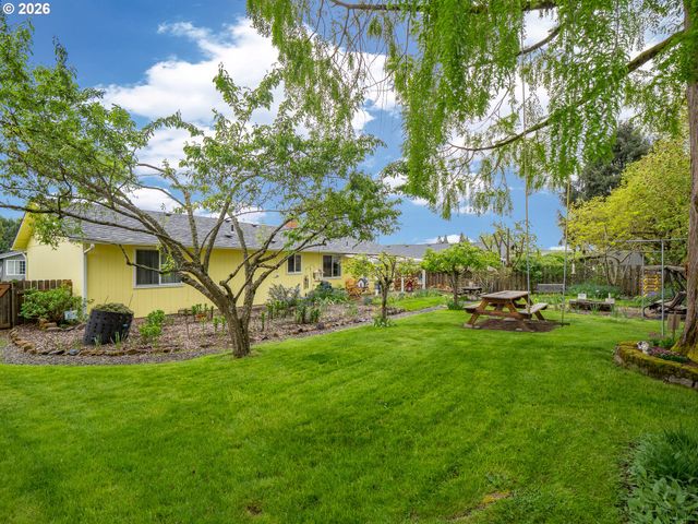 1392 Sw MYRTLE St, Dundee, OR 97115