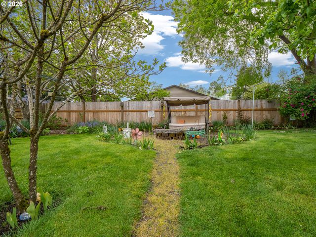 1392 Sw MYRTLE St, Dundee, OR 97115