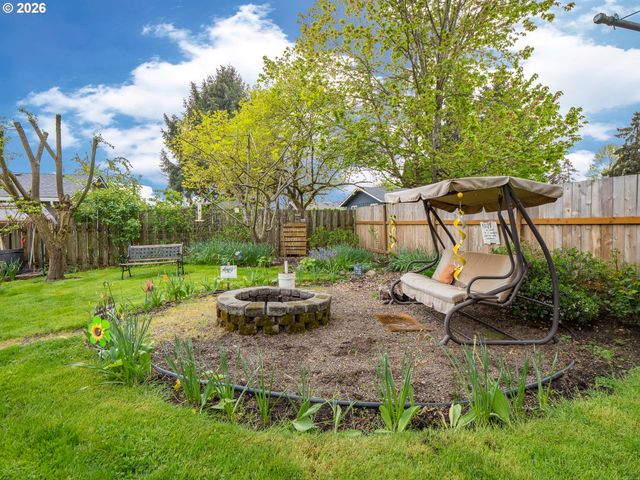 1392 Sw MYRTLE St, Dundee, OR 97115