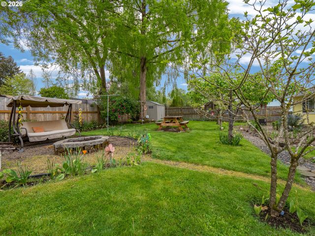 1392 Sw MYRTLE St, Dundee, OR 97115