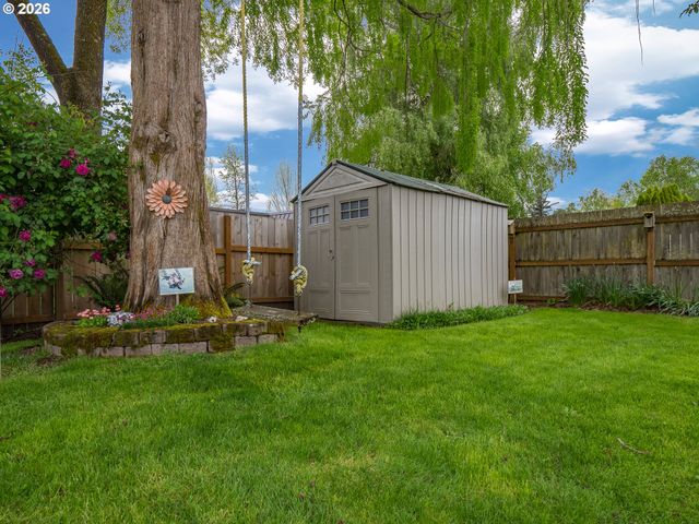 1392 Sw MYRTLE St, Dundee, OR 97115