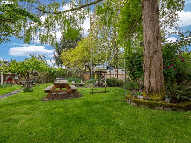 1392 Sw MYRTLE St, Dundee, OR 97115