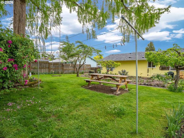 1392 Sw MYRTLE St, Dundee, OR 97115