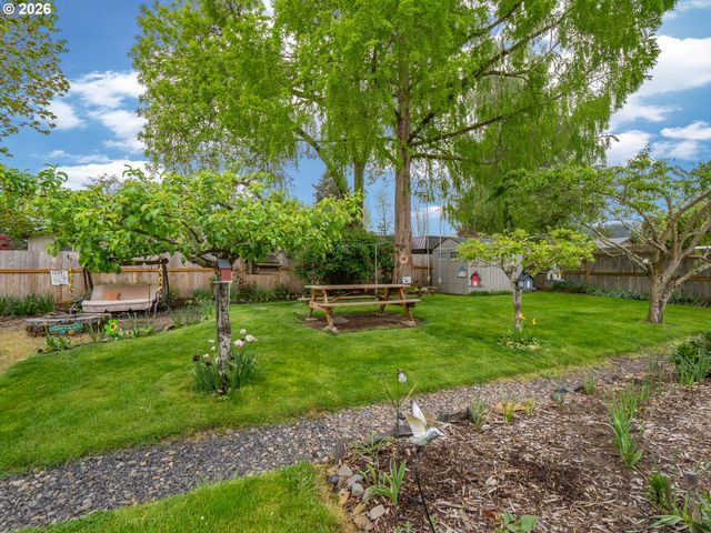 1392 Sw MYRTLE St, Dundee, OR 97115