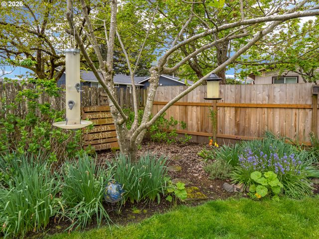 1392 Sw MYRTLE St, Dundee, OR 97115