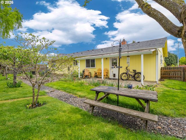 1392 Sw MYRTLE St, Dundee, OR 97115
