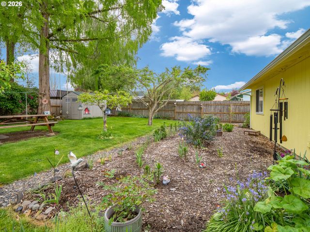 1392 Sw MYRTLE St, Dundee, OR 97115