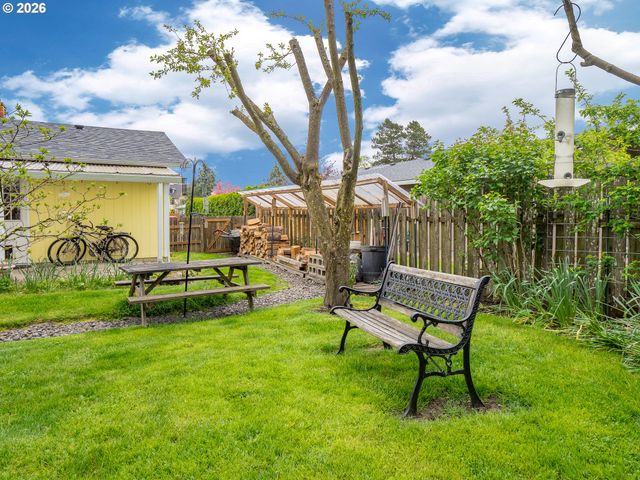 1392 Sw MYRTLE St, Dundee, OR 97115