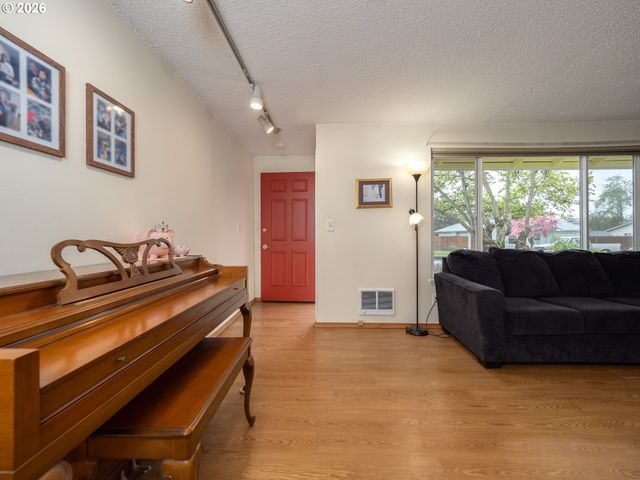 1392 Sw MYRTLE St, Dundee, OR 97115