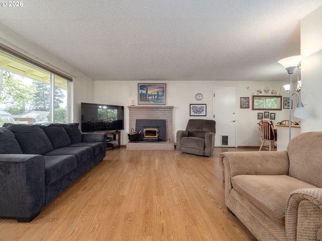 1392 Sw MYRTLE St, Dundee, OR 97115