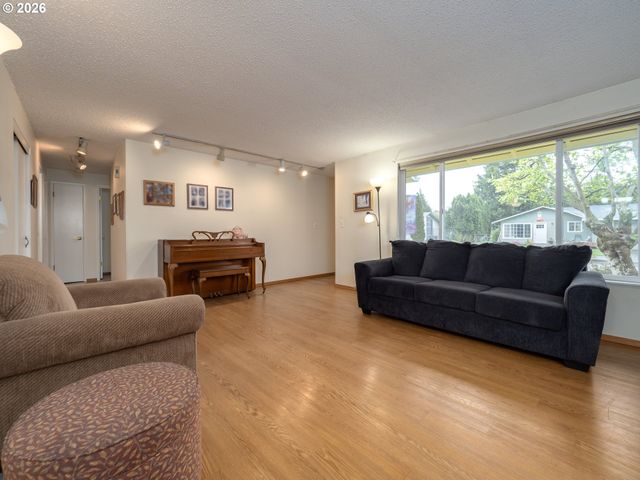 1392 Sw MYRTLE St, Dundee, OR 97115