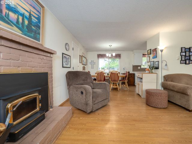 1392 Sw MYRTLE St, Dundee, OR 97115