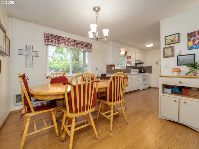 1392 Sw MYRTLE St, Dundee, OR 97115
