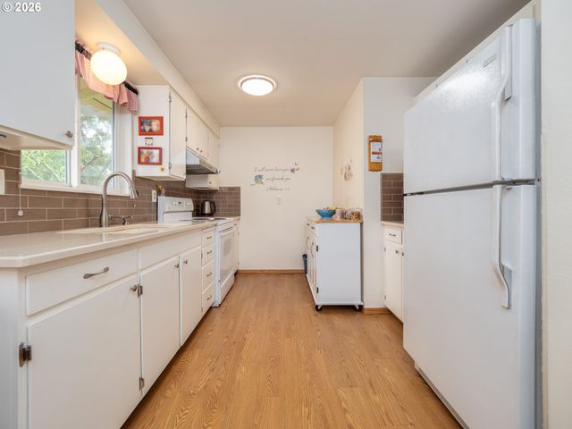 1392 Sw MYRTLE St, Dundee, OR 97115