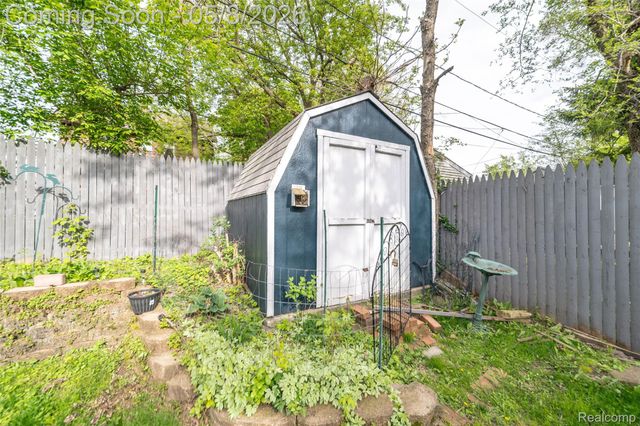 162 N Genesee Avenue, Pontiac, MI 48341
