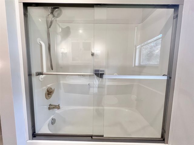 2813 S 2nd Avenue E, Newton, IA 50208