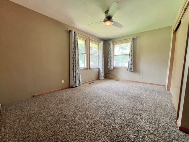 2813 S 2nd Avenue E, Newton, IA 50208