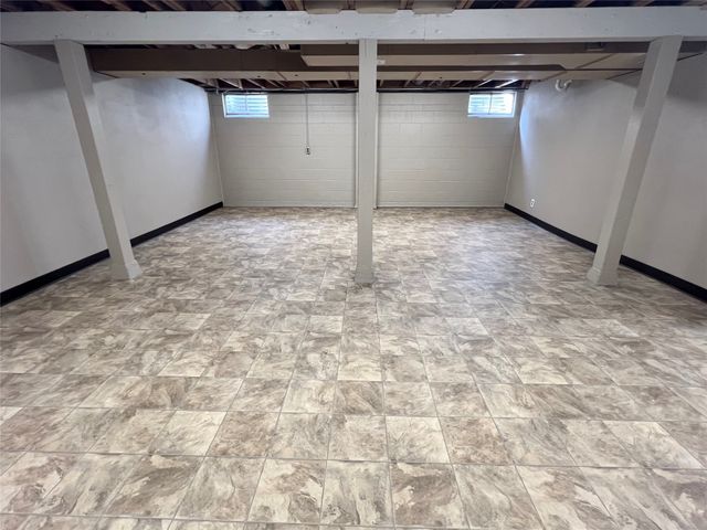 2813 S 2nd Avenue E, Newton, IA 50208