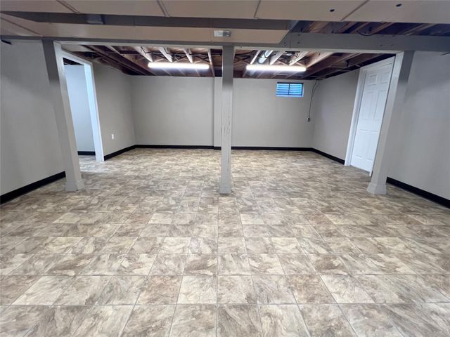 2813 S 2nd Avenue E, Newton, IA 50208