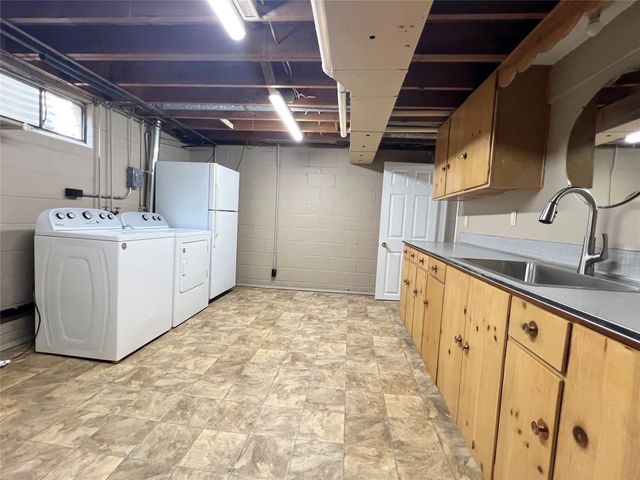 2813 S 2nd Avenue E, Newton, IA 50208