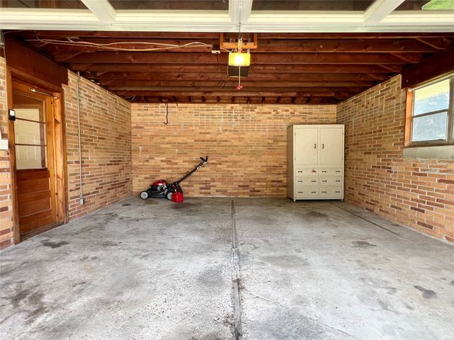 2813 S 2nd Avenue E, Newton, IA 50208