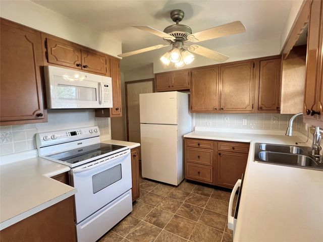 2813 S 2nd Avenue E, Newton, IA 50208