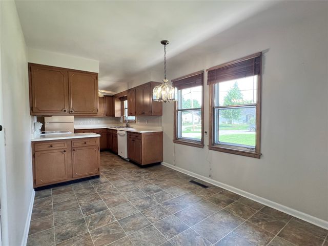 2813 S 2nd Avenue E, Newton, IA 50208