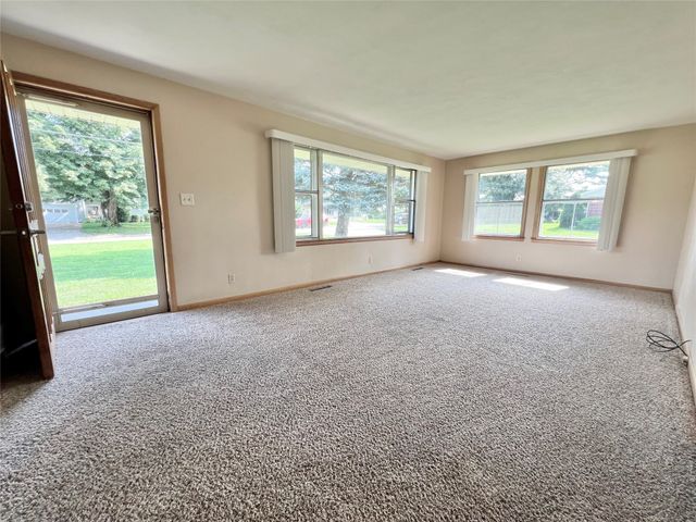 2813 S 2nd Avenue E, Newton, IA 50208