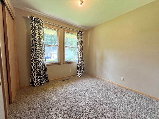 2813 S 2nd Avenue E, Newton, IA 50208