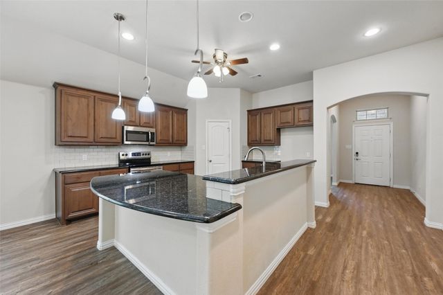 512 Hidden Springs Trail, Azle, TX 76020