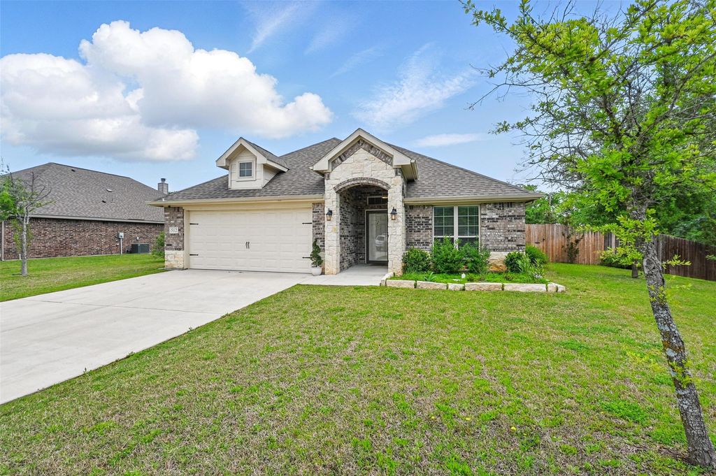 512 Hidden Springs Trail, Azle, TX 76020