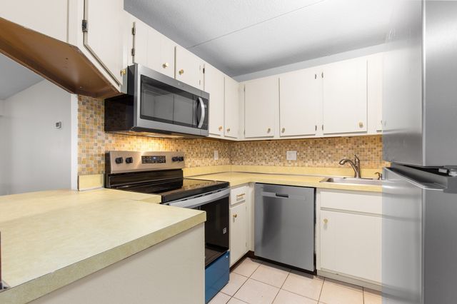 685 Oak St 17-1, Brockton, MA 02301